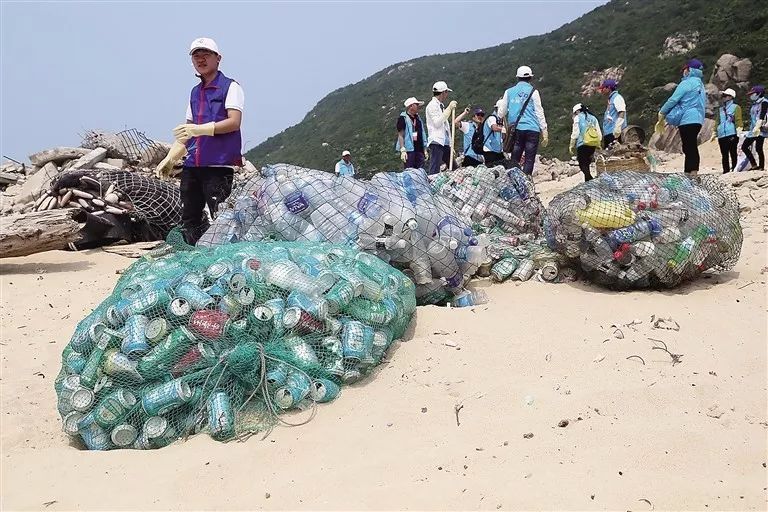 【全球首款!可口可乐推出海洋废塑料再生瓶2020年开始推广】近日可口可乐公司推出全球首款由海洋回收废塑料制成的饮料瓶。第一批瓶共300个原料中25%的来自志愿者在西班牙和葡萄牙收集的垃圾。从年开始该公司计划在瓶中推广这种回收材料。(图1)